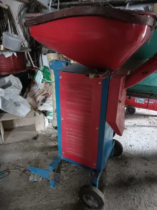 Molino de cereales accionado por toma de fuerza