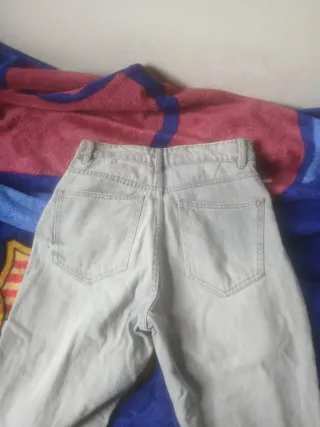 Pantalón vaquero gris desgastado