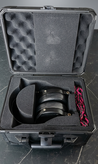 Funda Audeze Premium impecable + soporte Kolibri