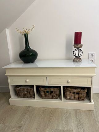 Mueble bajo TV beige con cestas