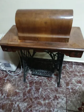 Máquina de coser antigua con mueble