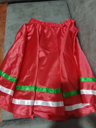 Falda de disfraz roja con cintas, unos 4 años
