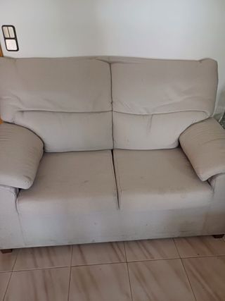 Sofá de tela beige