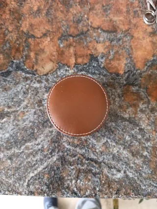 Reloj de viaje marrón con funda