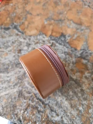 Reloj de viaje marrón con funda