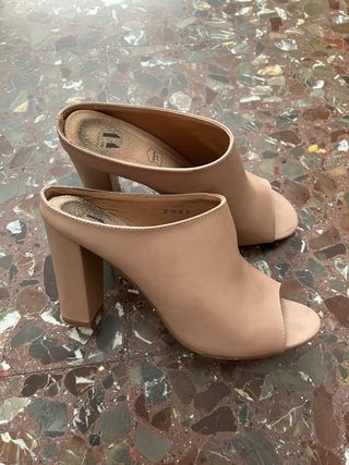 Zapatos de tacón beige