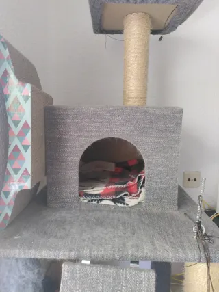 Árbol para gatos con rascador
