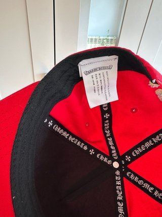 Gorra Chrome Hearts Roja con Bordado Dorado