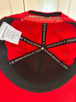 Gorra Chrome Hearts Roja con Bordado Dorado