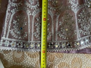 Vestido de satén morado con bordado