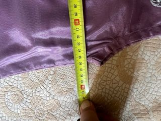 Vestido de satén morado con bordado
