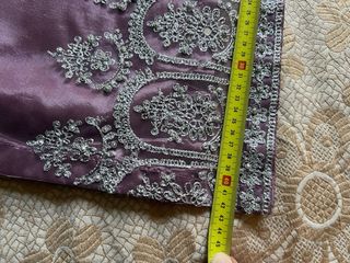 Vestido de satén morado con bordado