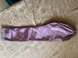 Vestido de satén morado con bordado