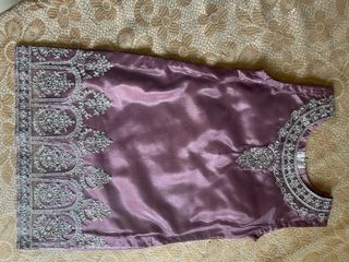 Vestido de satén morado con bordado
