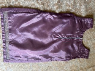 Vestido de satén morado con bordado