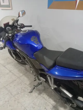 Suzuki SV Moto Deportiva Azul