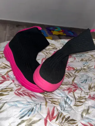 Botines calcetín negros y rosas