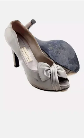 Zapatos de tacón grises con lazo