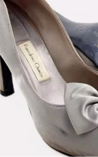 Zapatos de tacón grises con lazo