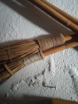 4 Escobas Antiguas Hechas a Mano