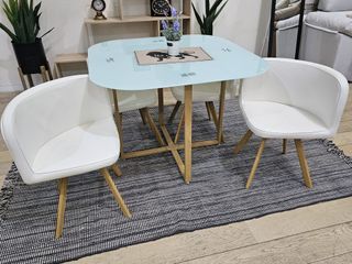 Mesa de cristal templado y 4 sillas blancas