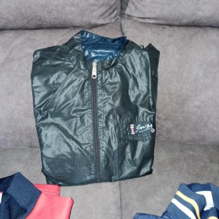 Chaqueta deportiva azul y roja