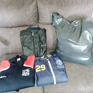 Chaqueta deportiva azul y roja