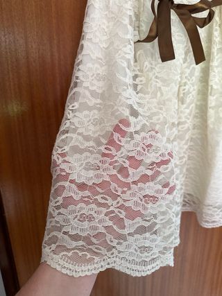 Vestido de encaje color crema