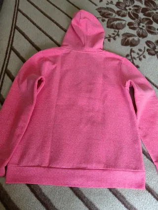 Sudadera con capucha y bolsillos