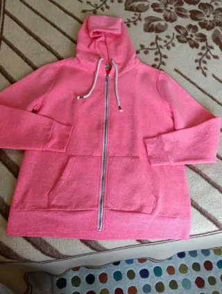 Sudadera con capucha y bolsillos