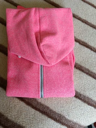 Sudadera con capucha y bolsillos