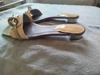 Sandalias planas Lurueña . Tira rosa y adorno nudo