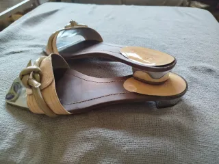 Sandalias planas Lurueña . Tira rosa y adorno nudo