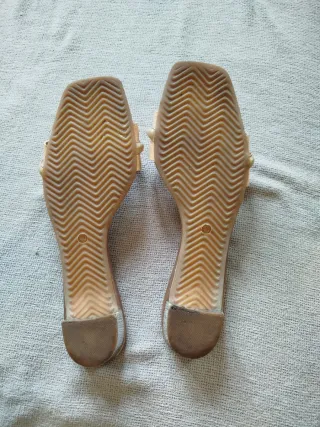 Sandalias planas Lurueña . Tira rosa y adorno nudo