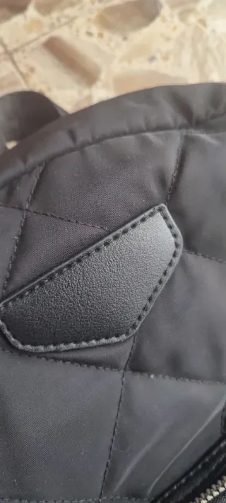 Mochila negra acolchada