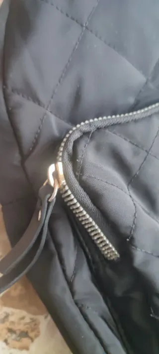 Mochila negra acolchada