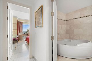 Piso en venta en Los Naranjos - Las Brisas en Marbella