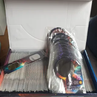 Gafas seguras para eclipse solar y discos sensores