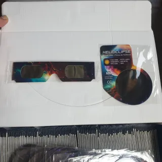 Gafas seguras para eclipse solar y discos sensores