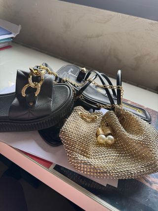 Sandalias Talla 35 y Bolso Dorado