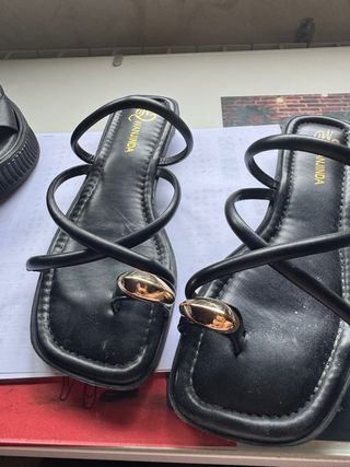 Sandalias Talla 35 y Bolso Dorado