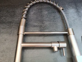 Grifo de cocina metálico