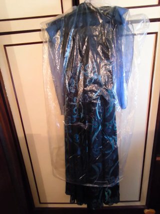 Vestido de fiesta negro con estampado chal y cinto