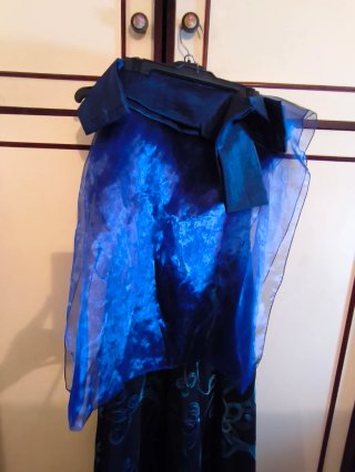 Vestido de fiesta negro con estampado chal y cinto