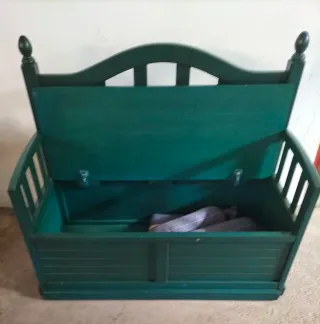 Banco baúl verde con cojines