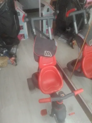 Triciclo infantil rojo y gris