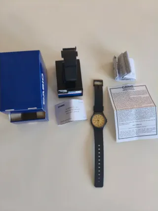 Casio MQ24-9B Reloj Beige y Negro