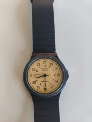 Casio MQ24-9B Reloj Beige y Negro