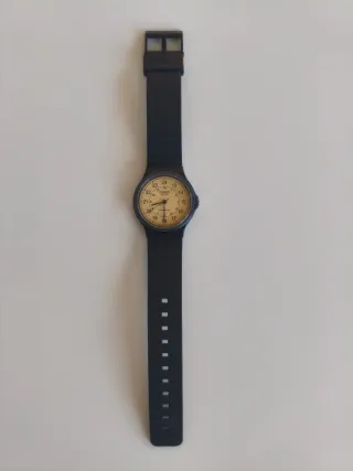 Casio MQ24-9B Reloj Beige y Negro