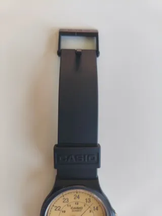 Casio MQ24-9B Reloj Beige y Negro